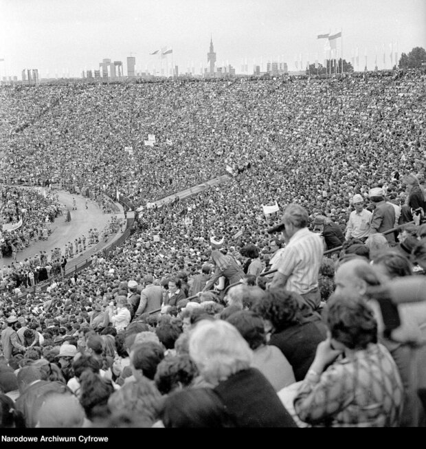 Msza św. papieska na Stadionie Dziesięciolecia 17 VI 1983 Foto Lech Zielaskowski Źr. NAC