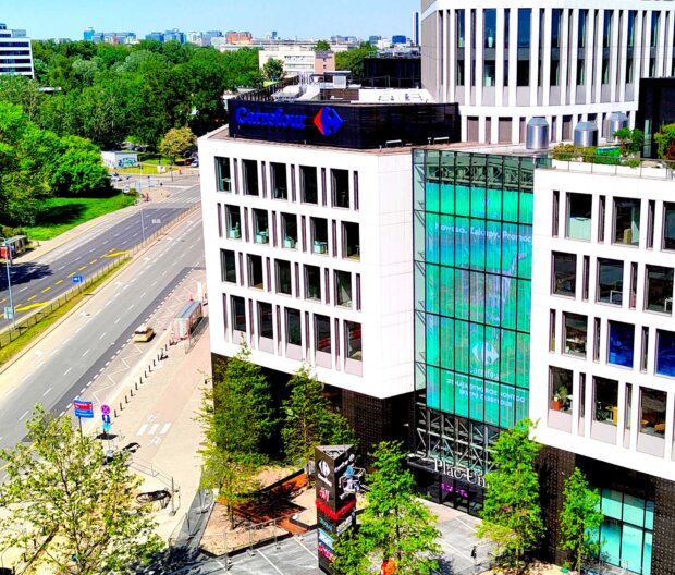 Neon Carrefour na budynku gdzie niegdyś stał Supersam. Fot. Warszawa.pl