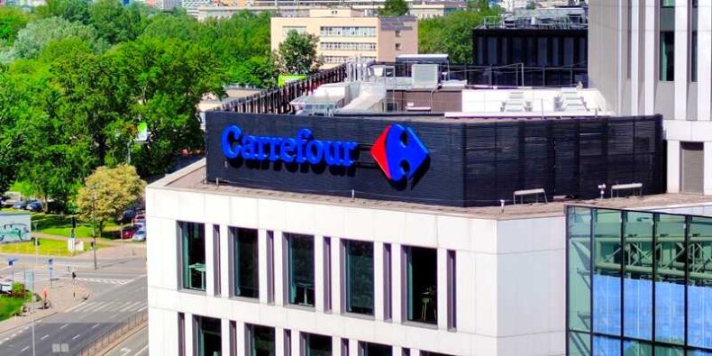 Neon Carrefour na budynku gdzie niegdyś stał Supersam. Fot. Warszawa.pl