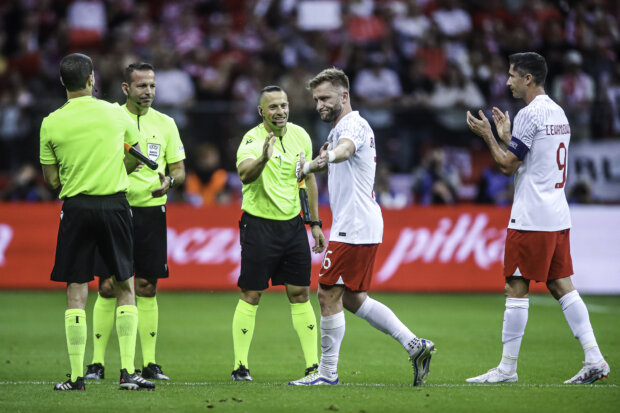 Polska - Niemcy. Robert Lewandowski, Kuba Błaszczykowski i sędziowie na stadionie Narodowym