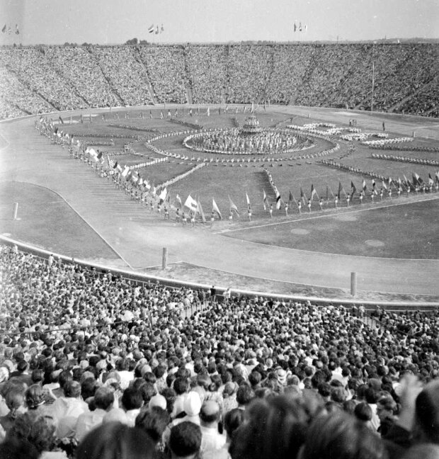 Stadionie X-lecia w Warszawie 01-08-1955 - uroczyste otwarcie II Międzynarodowych Igrzysk Sportowych Młodzieży. Fot. Siemaszko Zbyszko (źr. NAC)