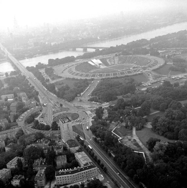 Widok z lotu ptaka na Rondo Waszyngtona, Park Skaryszewski i w tle Stadion Dziesięciolecia z dekoracjami propagandowymi. Rok 1980. Źr. NAC