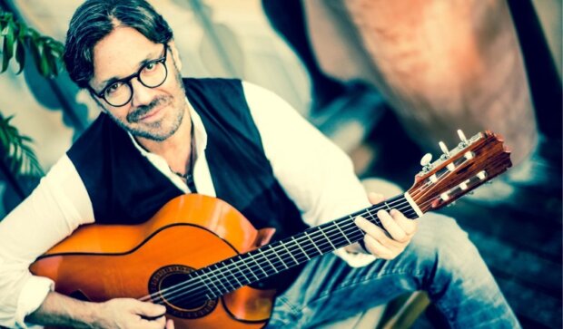 Al Di Meola z gitarą