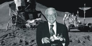 Profesor Mieczysław Grzegorz Bekker na tle lądownika i łazika misji Apollo 15. Fot NASA