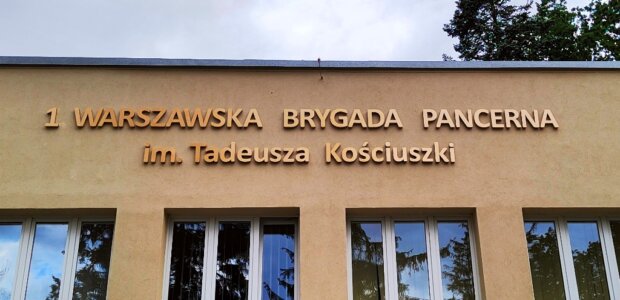 1. Warszawska Brygada Pancerna im. Tadeusza Kościuszki - napis na Dowództwie Brygady. Fot. Warszawa.pl