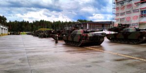 Czołgi Abrams przed garażami 1. WBPanc