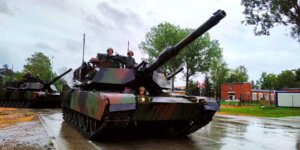 Czołgi Abrams formują kolumnę do treningu defilady w 1. WBPanc
