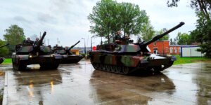 Czołgi Abrams formują kolumnę do treningu defilady w 1. WBPanc