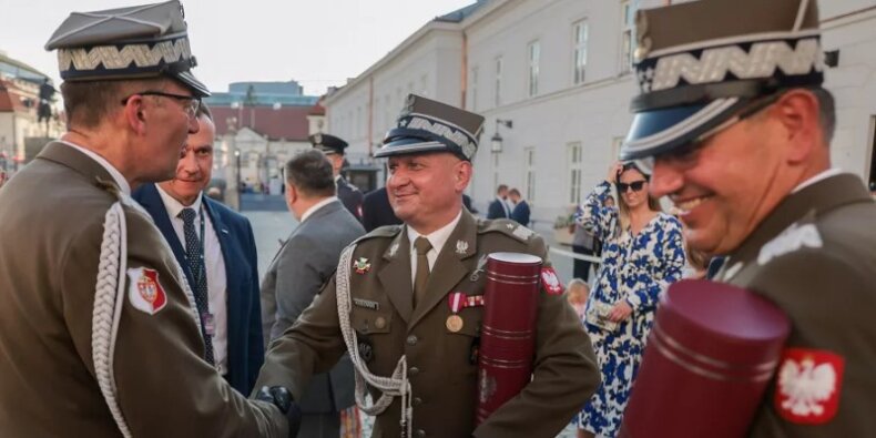 Generałowie gratulują awansu gen. brygady Arturowi Kozłowskiemu dowódcy 1. WBPanc . Fot. Grzegorz Jakubowski (KPRP)