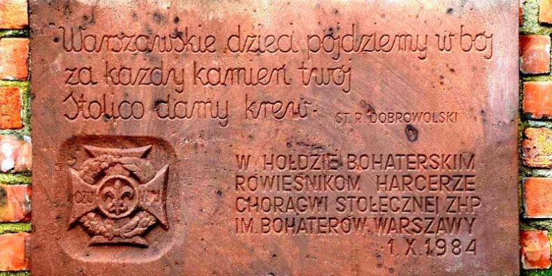 Tablica przy Pomniku Małego Powstańca w Warszawie z cytatem z piosenki ''Warszawskie dzieci''. Fot. Adrian Grycuk (Wikimedia)