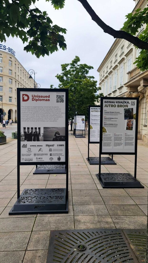Dzisiaj książka jutro broń wystawa przed UW