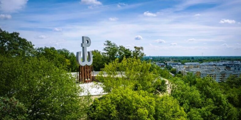 Symbol Polski Walczącej na Kopcu Powstania Warszawskiego. Fot. Zarząd Zieleni