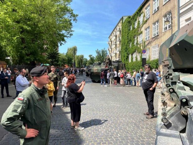 Żołnierze 1. Warszawskiej Brygady Pancernej ze swoim sprzętem na pikniku dzielnicy Praga Północ. Fot. UD Praga Płn.