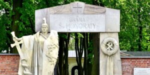 Brama św. Honoraty. Cmentarz Powązkowski w Warszawie. Fot. Adrian Grycuk, źr. Wikimedia