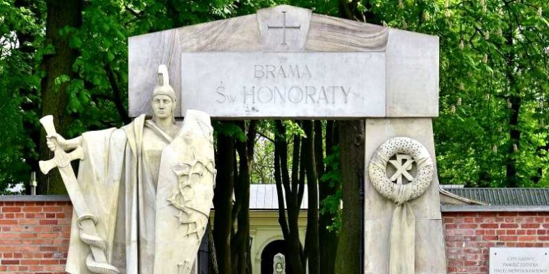 Brama św. Honoraty. Cmentarz Powązkowski w Warszawie. Fot. Adrian Grycuk, źr. Wikimedia