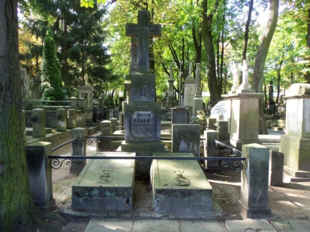 Kwatera rodziny Brandt na Starych Powązkach, gdzie pochowany jest Franciszek Brandt (Kwatera 13, Rząd 5, Miejsce 1,2). Fot. UM Warszawy.