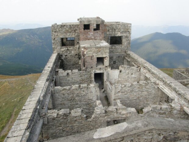 Ruiny obserwatorium UW na szczycie góry Pop Iwan. Fot. DmitrOst, źr. Wikimedia