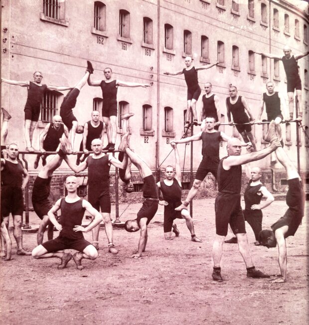 Więźniowie z Rawicza ćwiczą gimnastykę, 1936 r. Źr. NAC