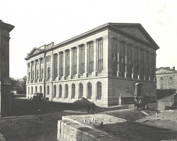 Biblioteka UW. Tylna ściana gmachu starego BUW-u z popiersiami filozofów, widok od strony Pałacu Kazimierzowskiego, koniec XIX w. Źr. fot. UW