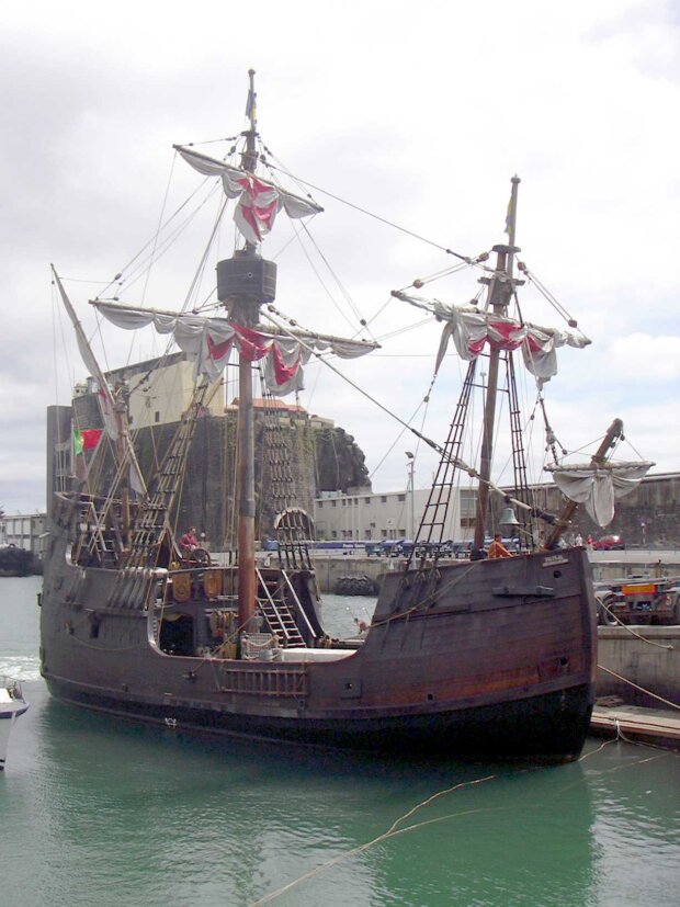 Replika Santa María, okrętu flagowego Kolumba z 1492 roku, w porcie w Funchal na Maderze. Fot. Dietrich Bartel. Źr. Wikimedia