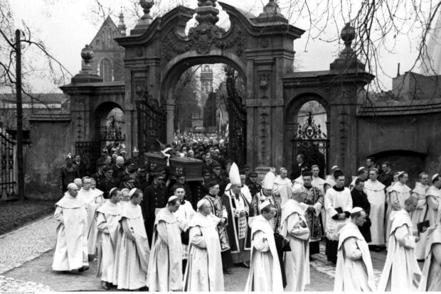 Uroczystości pogrzebowe kompozytora Karola Szymanowskiego w Krakowie. Kondukt pogrzebowy na dziedzińcu kościoła Na Skałce. Źr. NAC