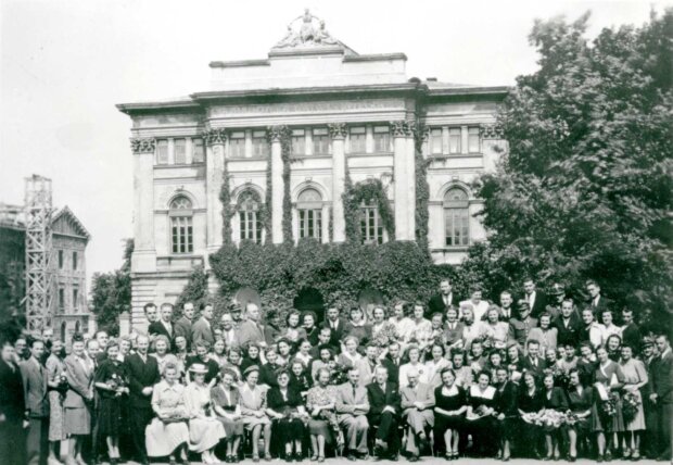 Wydział Farmaceutyczny UW przed gmachem Biblioteki UW, 1948. Zbiory Muzeum UW