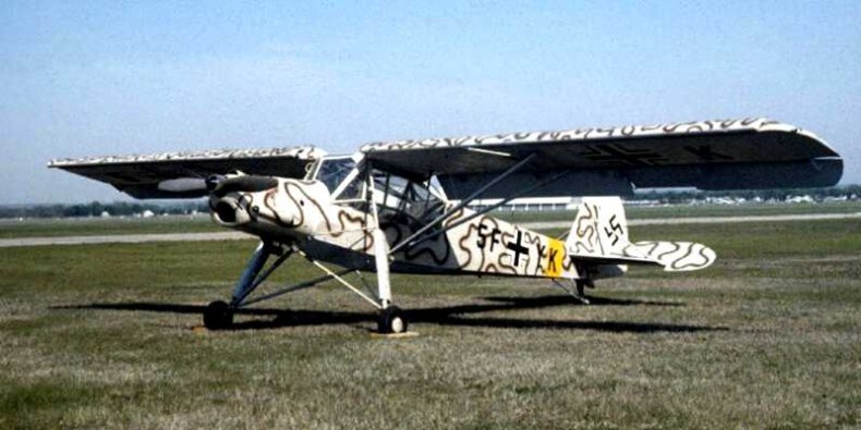 Niemiecki samolot łącznikowy Fieseler Fi 156C-1 Storch, obecnie w Muzeum Narodowym Sił Powietrznych Stanów Zjednoczonych w Ohio (USA). Pomalowany jest na wzór Storcha używanego przez feldmarszałka Erwina Rommla w Afryce Północnej. Źródło Wikimedia, National Museum of the U.S. Air Force. Autor USAF