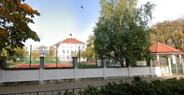 LXXVI Liceum Ogólnokształcącym przy ul. Kowelskiej 1 na Pradze-Północ od strony ulicy Strzeleckiej. Źr. Google Street View