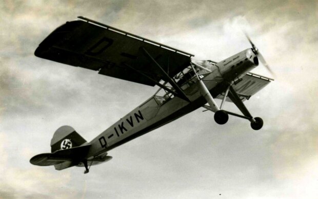 Samolot Fieseler Fi 156 ''Storch'' D-IKVN. Samolot ten, zarejestrowany jako D-IKVN, był samolotem prezentacyjnym producenta. Opracowany i zbudowany przez Fieseler Flugzeugbau Kassel. Rok 1937. Źródło Wikimedia, Archiwum Fundacji Gerharda Fieselera. Autor Fieseler Flugzeugbau Kassel.