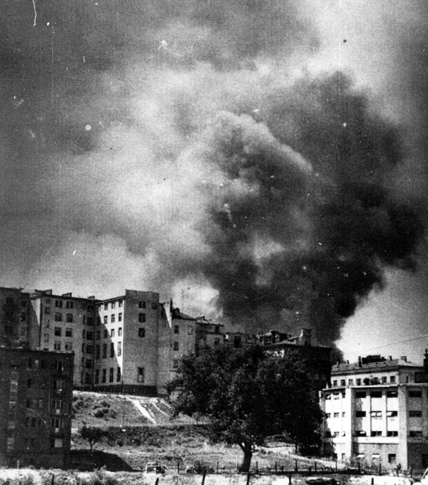 Śródmieście, początek września 1944 r. Widok z Powiśla na Dynasy, Skarpę Warszawską i budynki przy ul. Sewerynów. Z prawej jedenastoboczna Rotunda Panoramy Tatr przerobiona na garaże i warsztat firmy Chevrolet. Źr. Arch. J. Paszyńskiego.