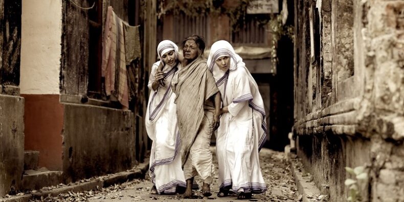 Stara Kobieta i siostry zakonne