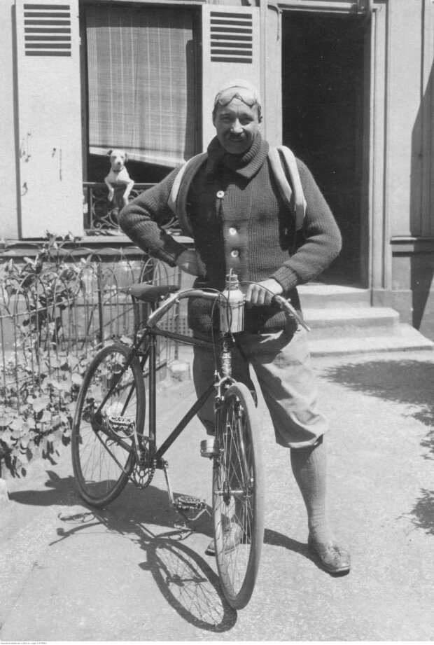 Artysta August Zamoyski - przed swoją pracownią w Paryżu przed wyruszeniem w drogę do Zakopanego, Paryż 1925. Źr. Zbiory NAC