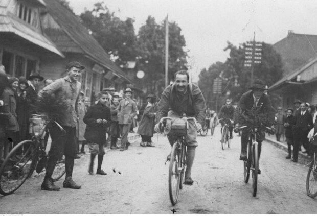 August Zamoyski - tak kończył trasę Paryż-Zakopane na Krupówkach w asyście zakopiańskich cyklistów i tłumów kibiców, Zakopane, sierpień 1925. Źr. Zbiory NAC