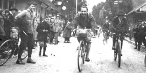 August Zamoyski - tak kończył trasę Paryż-Zakopane na Krupówkach w asyście zakopiańskich cyklistów i tłumów kibiców, Zakopane, sierpień 1925. Źr. Zbiory NAC
