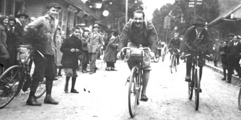 August Zamoyski - tak kończył trasę Paryż-Zakopane na Krupówkach w asyście zakopiańskich cyklistów i tłumów kibiców, Zakopane, sierpień 1925. Źr. Zbiory NAC