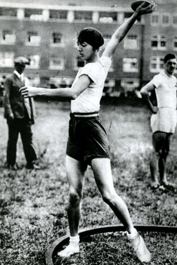 Halina Konopacka podczas zawodów lekkoatletycznych, lata 20. XX wieku (zbiory MSiT)