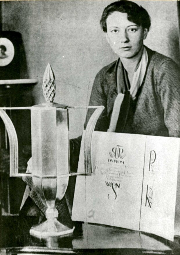 Halina Konopacka z dyplomem i pucharem Wielkiej Honorowej Nagrody Sportowej, 1928 (zbiory MSiT)