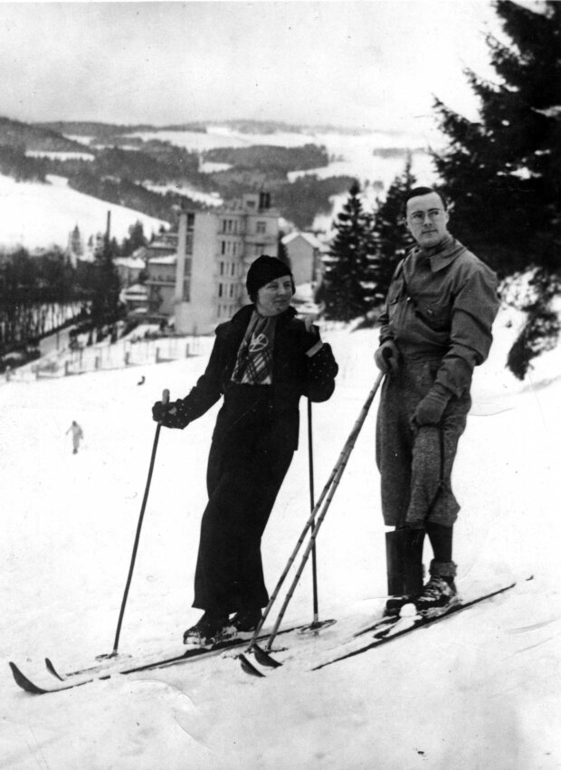 Holenderska księżniczka Juliana z mężem księciem Bernhardem Lippe-Biesterfeld na nartach na stoku w Krynicy Zdroju. Fot. NN Źr. NAC