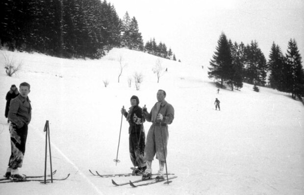 Holenderska księżniczka Juliana z mężem księciem Bernhardem Lippe-Biesterfeld na nartach na stoku w Krynicy Zdroju. Fot. NN źr. NAC