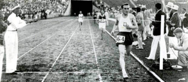 Janusz Kusociński na mecie biegu na 10 000 m na Igrzyskach X Olimpiady w Los Angeles, 1932 (zbiory MSiT)