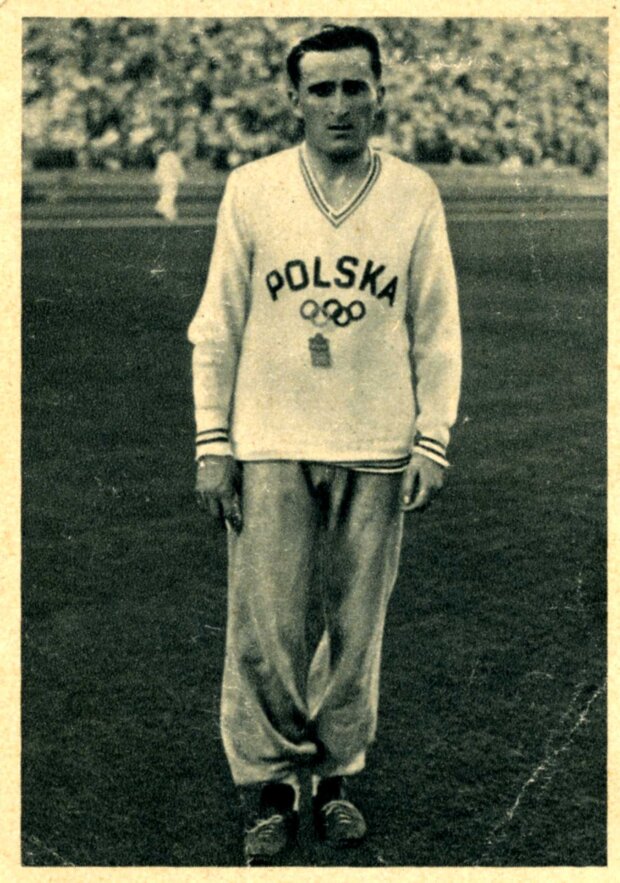 Janusz Kusociński na stadionie w Los Angeles, tuż przed ceremonią podczas której zostanie udekorowany złotym medalem za zdobycie mistrzostwa olimpijskiego w biegu na 10 000 m, 1932 (zbiory MSiT)