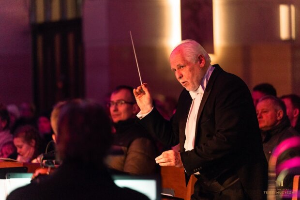 Maestro Bernard Chmielarz dyryguje i zaprasza