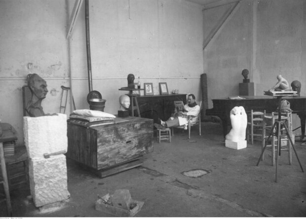 Rzeźbiarz August Zamoyski - chwila odpoczynku w swojej paryskiej pracowni, rok 1928. Źr. Zbiory NAC