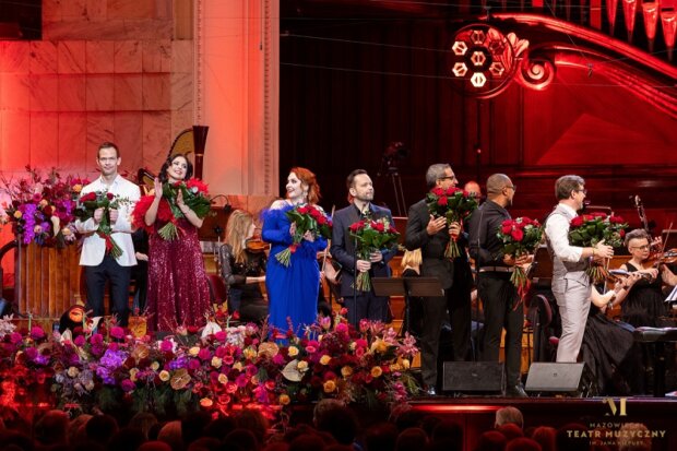 XIX Koncert Noworoczny artyści z kwiatami