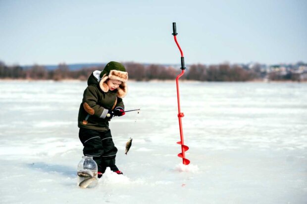 Zimowe atrakcje na Mazurach dla rodzin z dziećmi - wędkarstwo pod lodem