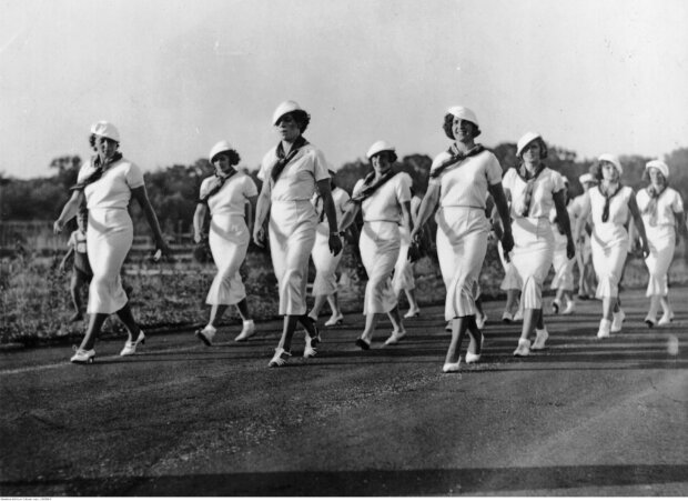 Próbna defilada polskich sportowców przed Letnimi IO w Berlinie 1936 na terenie CIWF. Na pierwszym planie od lewej Jadwiga Wajsówna, Stanisława Walasiewicz, Maria Kwaśniewska. Źr. NAC, sygn. PIC_1-M-856-9