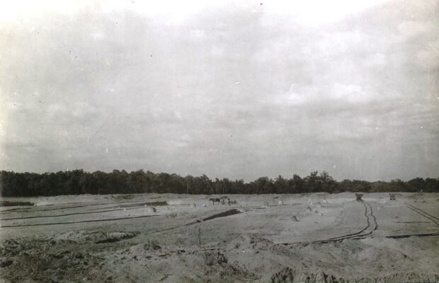 Przygotowanie terenu pod budowę CIWF, tory i wózki kolejki wąskotorowej, 1928 rok, Archiwum AWF, sygn. CIWF F-1-1.