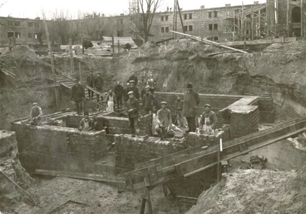 Robotnicy podczas budowy wieży w centralnej części gmachu głównego CIWF. 1928, Archiwum AWF, sygn. CIWF F-1-3