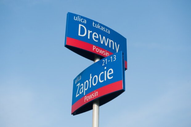 Ulica Łukasza Drewny na tabliczce informacyjnej ulicy przy skrzyżowaniu z ulicą Zapłocie w Powsinie (Wilanów).