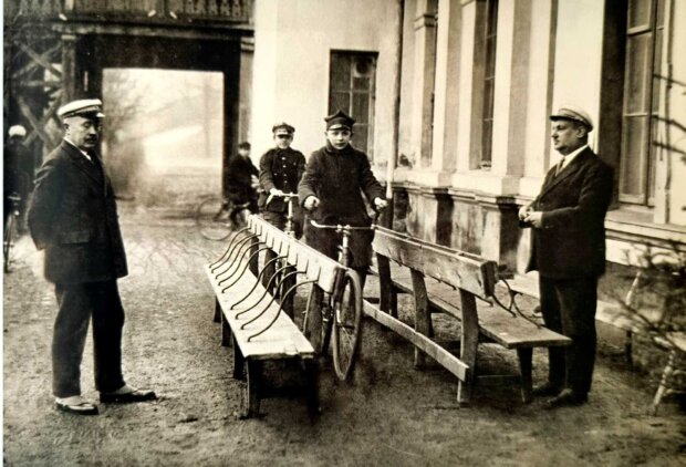 Egzamin umiejętności jazdy na rowerze, Warszawa, ok. 1930 r. (Zbiory Warszawskiego Towarzystwa Cyklistów)